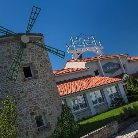 Logis Hotel Le Moulin Des Gardelles Riom Eksteriør billede