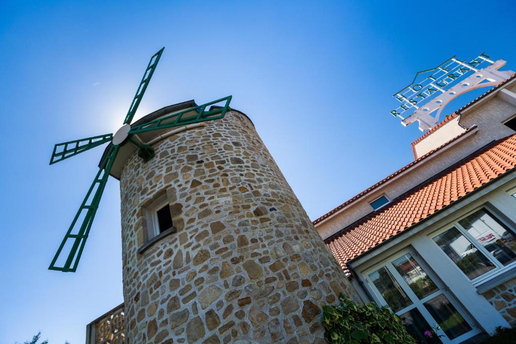 Logis Hotel Le Moulin Des Gardelles Riom Eksteriør billede