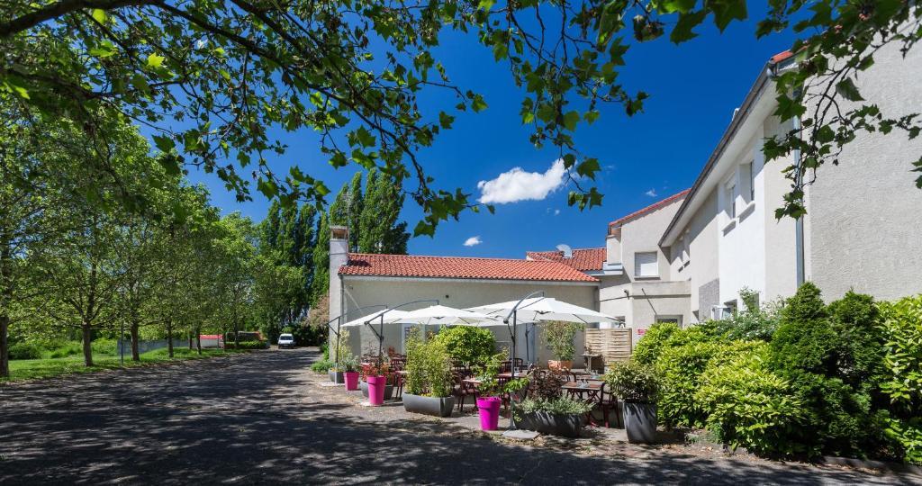 Logis Hotel Le Moulin Des Gardelles Riom Eksteriør billede