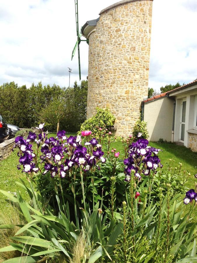 Logis Hotel Le Moulin Des Gardelles Riom Eksteriør billede